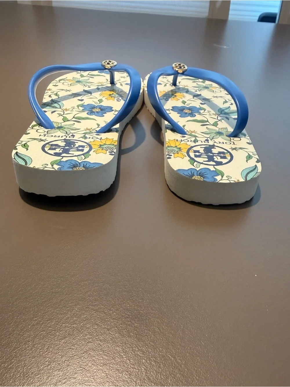 NWOT Tory Burch Wisteria Blue White Lark Gold Logo Flip Flops Size 5